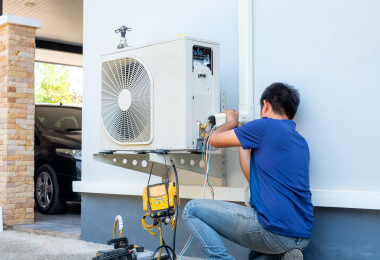 Técnico avaliando condensadora de ar-condicionado em manutenção