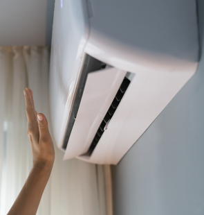Ar-condicionado hi-wall em ambiente comercial