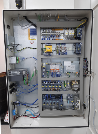 Painel elétrico industrial em manutenção