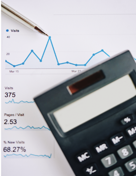 Equipe analisando dados de aquisição